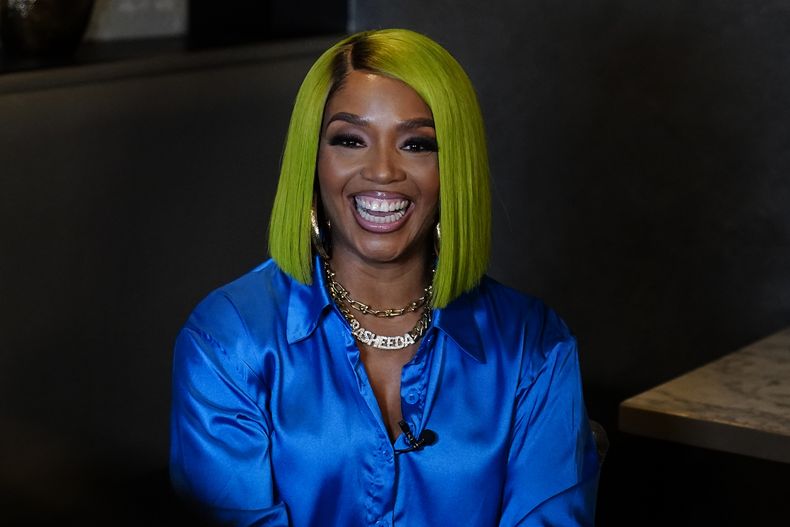 Rasheeda habla durante una entrevista con The Associated Press por el 50 aniversario del hip hop, el jueves 29 de junio de 2023 en Atlanta. Las mujeres han luchado para moldear su identidad en el hip hop y exigir reconocimiento. En el 50 aniversario del género musical, las raperas están aprovechando su momento para brillar, mientras siguen exigiendo respeto y enfrentando desafíos de hace décadas. (Foto AP/Brynn Anderson)