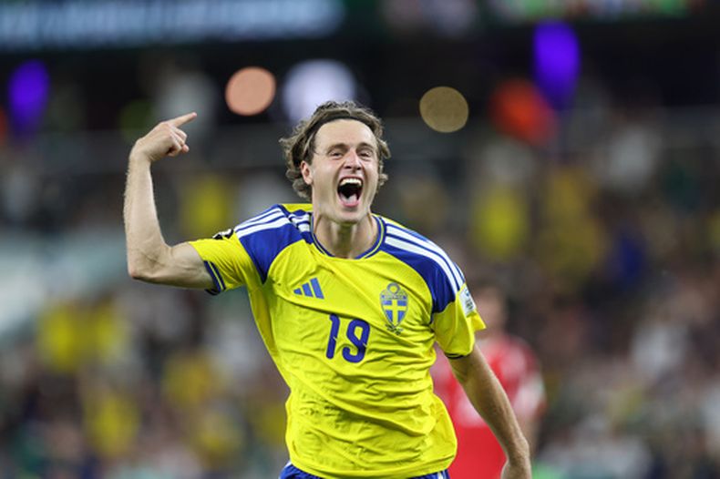 Mattias Svanberg, de Suecia, celebra un gol, convalidado posteriormente por el VAR, en el partido mundialista ante Túnez, realizado el domingo 14 de junio de 2026 en Monterrey, México (AP Foto/Sofia Yaker)