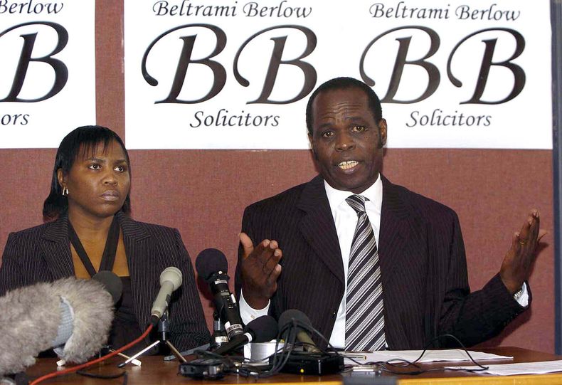 El predicador Gilbert Deya (der) en conferencia de prensa en Glasgow, Escocia, el 29 de septiembre del 2004. (AP foto/Ian Stewart)