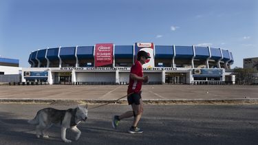 Tras la violencia, regresa el fútbol a México con el clásico
