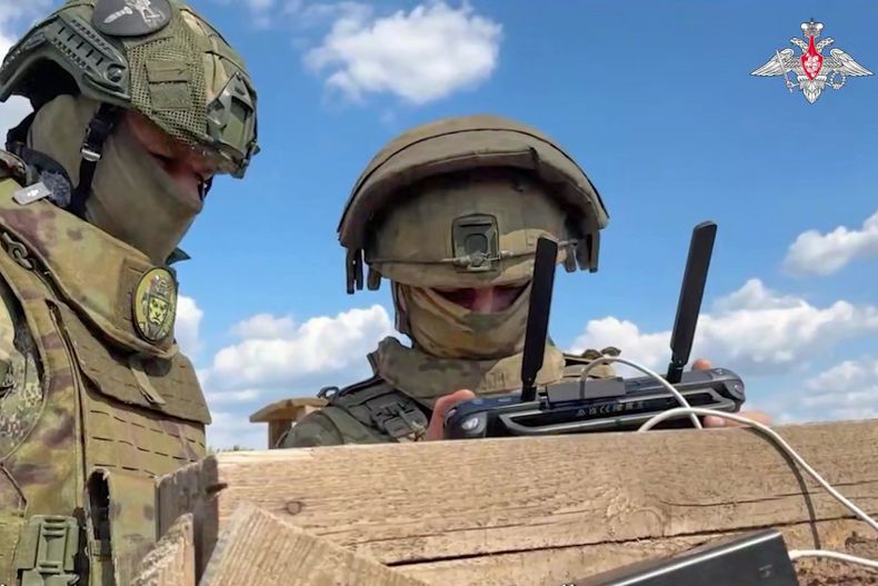 En esta imagen tomada de un video publicado por el servicio de prensa del Ministerio ruso de Defensan el lunes 26 de mayo de 2025, militares rusos entrenan para operar drones militares en un lugar no revelado. (Servicio de prensa del Ministerio ruso de Defensa via AP)