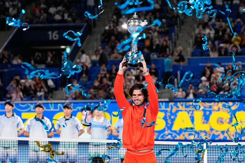 Carlos Alcaraz alza el trofeo de campeón tras vencer a Jiri Lehecka en la final del Abierto de Japón, el marts 6 de octubre de 2026. (AP Foto/Eugene Hoshiko)