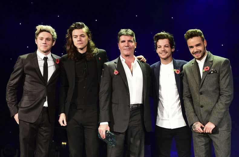 ARCHIVO - Niall Horan de One Direction, de izquierda a derecha, Harry Styles, Simon Cowell, Louis Tomlinson y Liam Payne presentan el premio Music Industry Trust a Simon Cowell en el Music Industry Trusts Award (MITS) en ayuda de las organizaciones benéficas Nordon Robbins y Brit Trust en Grosvenor House Hotel, en Londres, 2 de noviembre de 2015. (Dominic Lipinski/PA via AP)