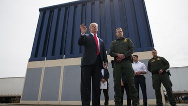 Trump discute con Mattis financiamiento de muro fronterizo