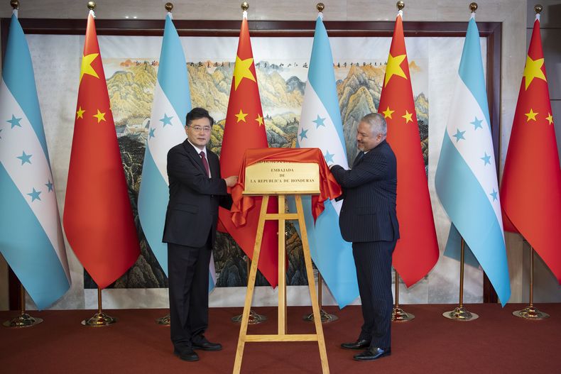 En estas fotografía proporcionada por la agencia de noticias Xinhua, el ministro de exteriores de China Qin Gang, izquierda, y su homólogo hondureño Enrique Reina develan una placa en la embajada de Honduras durante la inauguración de la embajada en Beijing, el domingo 11 de junio de 2023. (Li Tao/Xinhua vía AP)