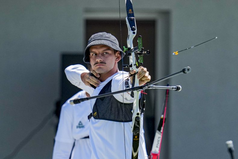ARCHIVO - El brasileño Marcus DAlmeida compite en la final por el bronce de la prueba de equipos del tiro con arco de los Juegos Panamericanos, el 4 de noviembre de 2023, en Santiago, Chile. (AP Foto/Esteban Félix)