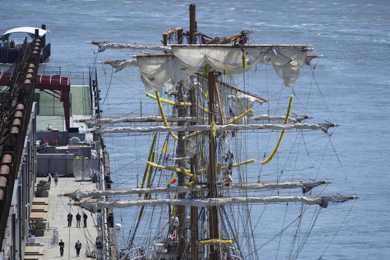 Los mástiles rotos del Cuauhtémoc, un buque escuela de la Armada de México, se ven después de que chocó con el puente de Brooklyn en Nueva York, el lunes 19 de mayo de 2025. (AP Foto/Seth Wenig)