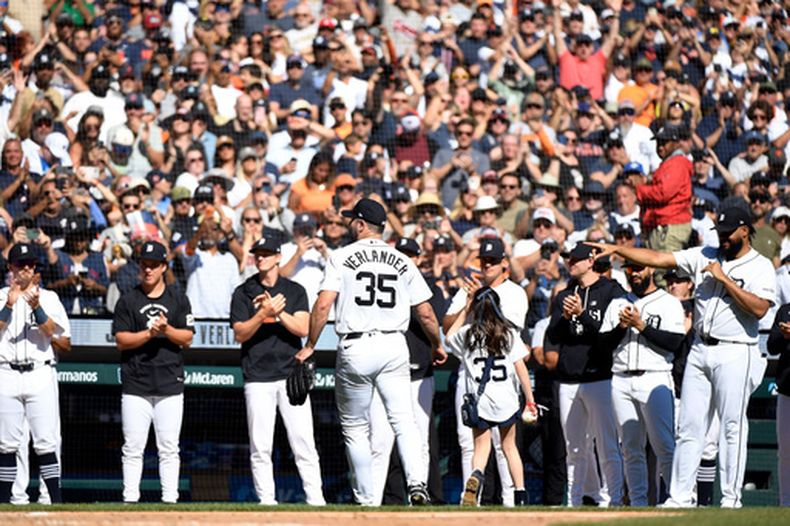 El lanzador abridor de los Tigres de Detroit, Justin Verlander (35), y su hija, Genevieve Verlander, abandonan el terreno de juego después de que Verlander fuera sustituido durante la sexta entrada de un partido de béisbol contra los Piratas de Pittsburgh, el 26 de septiembre de 2026, en Detroit. (Foto AP/Jose Juarez)