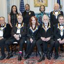 Al frente, de izquierda a derecha, los galardonados con los premios Kennedy Center, Arturo Sandoval, Francis Ford Coppola, Bonnie Raitt, Bobby Weir, Mickey Hart; en la segunda fila, de izquierda a derecha, Michelle Ebanks, Kamilah Forbes, Jonelle Procope, y Billy Kreutzmann, posan para una fotografía el sábado 7 de diciembre de 2024, en Washington. (AP Foto/Kevin Wolf)
