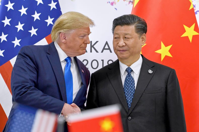 El presidente estadounidense Donald Trump con el presidente chino Xi Jinping en una cumbre en Osaka, Japón, el 29 de junio del 2019. (AP foto/Susan Walsh)