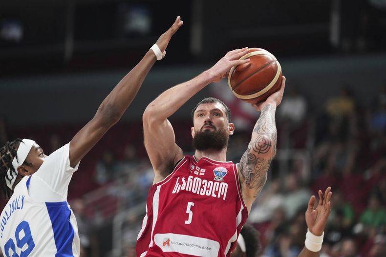 Alexander Mamukelashvili de Georgia intenta lanza el balón mientras lo defiende el francés Bilal Coulibaly durante el encuentro de octavos de final del Eurobasket el domingo 7 de septiembre del 2025. (AP Foto/Sergei Grits)