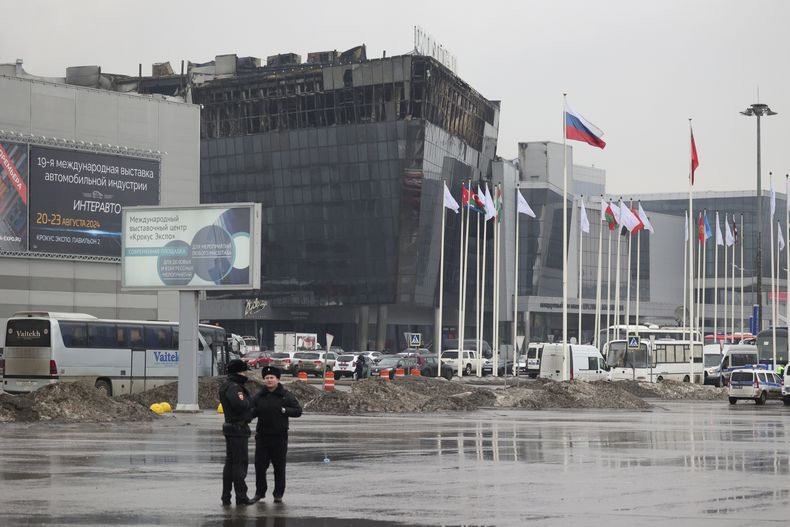 Agentes de policía custodian las inmediaciones del Crocus City Hall, en el extremo occidental de Moscú, Rusia, el 23 de marzo de 2024, un día después de un letal atentado en la sala de conciertos. (AP Foto/Vitaly Smolnikov)