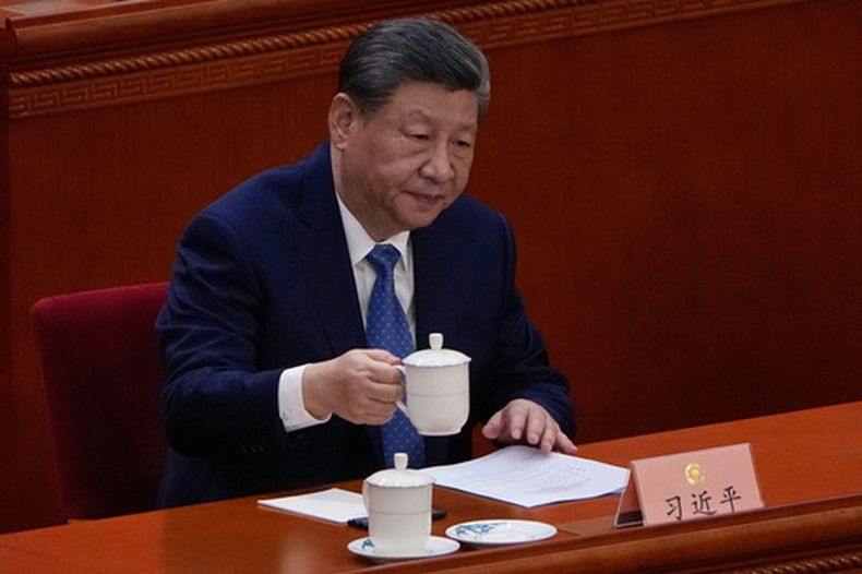 El presidente de China Xi Jinping sostiene una taza de té durante la inauguración de la Conferencia Política Popular de China, el miércoles 4 de marzo de 2026, en Beijing. (AP Foto/Andy Wong)