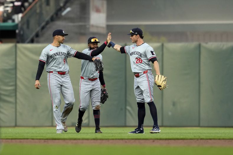 De izquierda a derecha, los jardineros de los Mellizos de Minnesota, Trevor Larnach, Manuel Margot y Max Kepler, celebran después de su victoria sobre los Gigantes de San Francisco el sábado 13 de julio de 2024, en San Francisco. (AP Foto/Godofredo A. Vásquez)