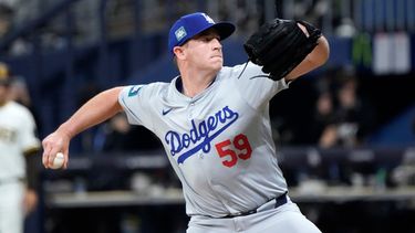 ARCHIVO - Evan Phillips, relevista de los Dodgers de Los Ángeles, trabaja desde el plato en la novena entrada del juego inaugural contra los Padres de San Diego en el Gocheok Sky Dome, el 20 de marzo de 2024, en Seúl, Corea del Sur. (AP Foto/Ahn Young-joon, Archivo)