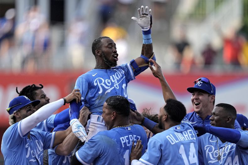 Samad Taylor de los Reales de Kansas City celebra con sus compañeros tras conectar el sencillo de la victoria en la novena entrada en el encuentro ante los Angelinos de Los Ángeles el sábado 17 de junio del 2023. (AP Foto/Charlie Riedel)