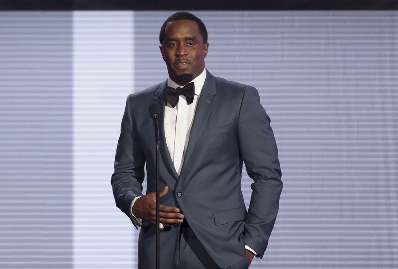 ARCHIVO - En esta fotografía de archivo del 22 de noviembre de 2015, Sean Diddy Combs presenta el premio a la mejor colaboración del año en los American Music Awards en el Microsoft Theater de Los Ángeles. (Foto Matt Sayles/Invision/AP, archivo)
