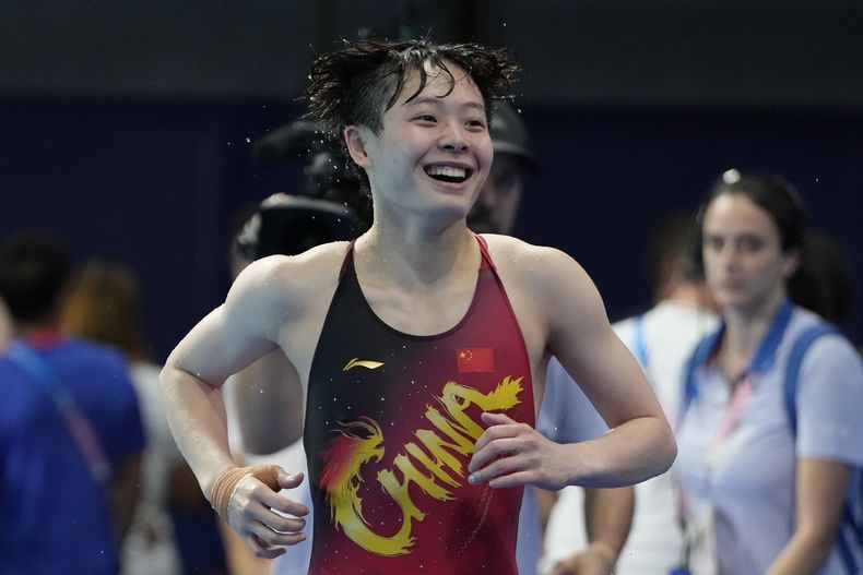 La china Chen Yiwen sonríe tras la final del trampolín femenino en los Juegos Olímpicos de París, el viernes 9 de agosto de 2024, en Saint-Denis, Francia. (AP Foto/Lee Jin-man)