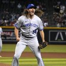 El pitcher de los Reales de Kansas City Scott Barlow reacciona tras la victoria por 5-4 de su equipo en un juego de la MLB contra los Diamondbacks de Arizona, el 25 de abril de 2023, en Phoenix. (AP Foto/Rick Scuteri)