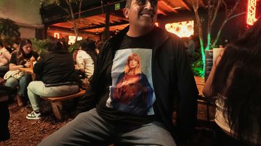 Fans reunidos para celebrar el lanzamiento del nuevo álbum de Taylor Swift, The Life of a Showgirl, en la Ciudad de México, el jueves 2 de octubre de 2025. (Foto AP/Claudia Rosel)