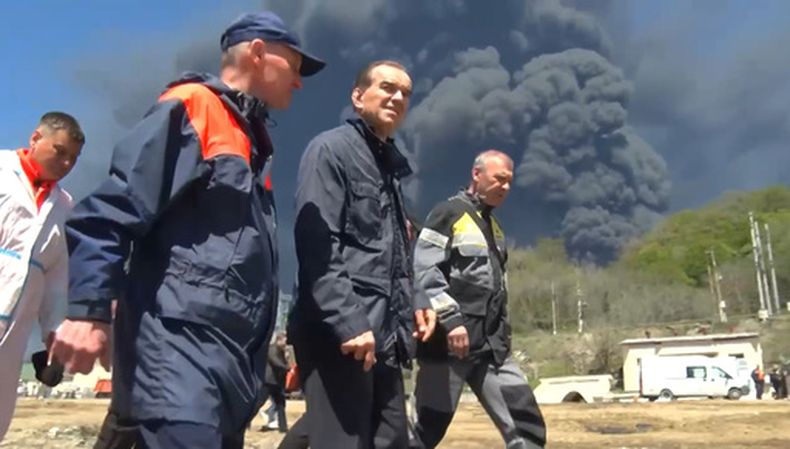 Foto tomada de video del canal de Telegram del gobernador Veniamin Kondratyev, que muestra a Kondratyev, segundo desde la derecha, inspeccionando los daños a la refinería de Tuapse, Rusia, el 29 de abril del 2026. (Canal de Telegram del gobernador Veniamin Kondratyev via AP)