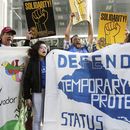 ARCHIVOS - Simpatizantes de los inmigrantes que cuentan con estatus de protección temporal en Estados Unidos sostienen letreros y vitorean en un mitin antes de una conferencia para anunciar una demanda contra el gobierno del presidente Donald Trump, con respecto a su decisión de poner fin a un programa que le permite a inmigrantes vivir y trabajar legalmente en Estados Unidos, afuera de un tribunal federal, el 12 de marzo de 2018, en San Francisco. (AP Foto/Jeff Chiu, archivo)