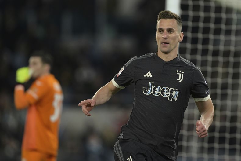 Arkadiusz Milik celebra tras anotar el gol de Juventus en la derrota 2-1 ante Lazio en las semifinales de la Copa Italia, el martes 23 de abril de 2024. (Alfredo Falcone/LaPresse vía AP)