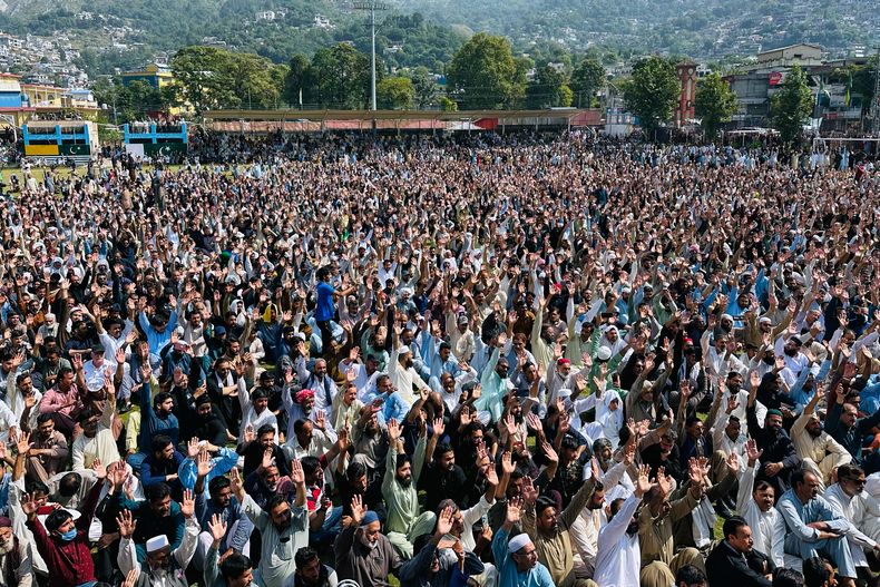 Miembros del Comité de Acción Awami lanzan consignas durante las oraciones fúnebres de tres personas que murieron en los enfrentamientos del miércoles entre policías y manifestantes, en Muzaffarabad, la capital de la Cachemira controlada por Pakistán, el jueves 2 de octubre de 2025. (Foto AP/M.D. Mughal)