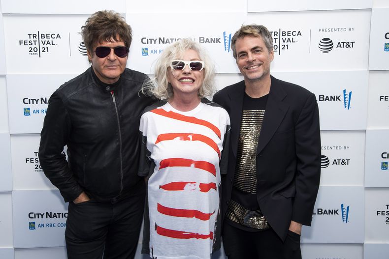 ARCHIVO - Clem Burke, de izquierda a derecha, Debbie Harry y Rob Roth en una función de Blondie: Vivir en La Habana en la 20a edición del Festival de Tribeca en Nueva York el 16 de junio de 2021. Álbumes de ABBA, Blondie y Notorious B.I.G. fueron incorporados al Registro Nacional de Grabaciones de la Biblioteca del Congreso según se anunció el martes 16 de abril de 2024. (Foto Charles Sykes/Invision/AP, archivo)