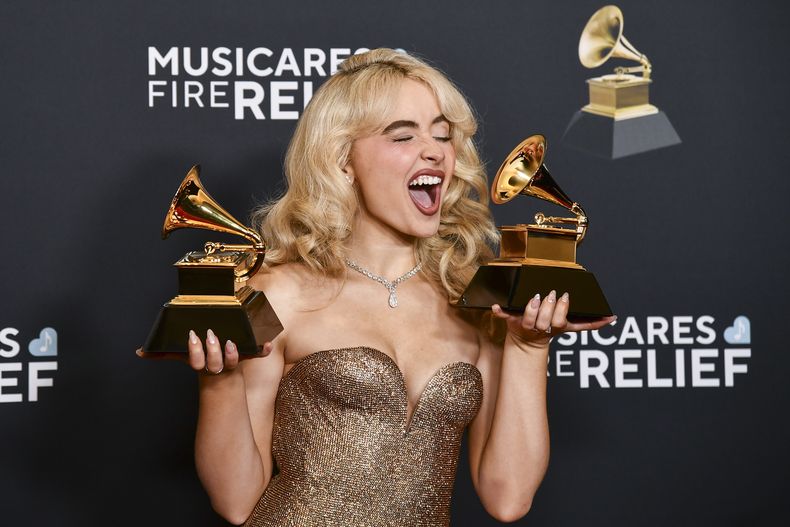 Sabrina Carpenter posa en la sala de prensa con el premio a la mejor interpretación pop solista y al mejor álbum vocal pop durante la 67ª entrega anual de los premios Grammy el domingo 2 de febrero de 2025 en Los Ángeles. (Foto Richard Shotwell/Invision/AP)