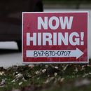 Cartel de oferta de empleos en Wheeling, Illinois, EEUU, 7 de noviembre de 2023. (AP Foto/Nam Y. Huh)
