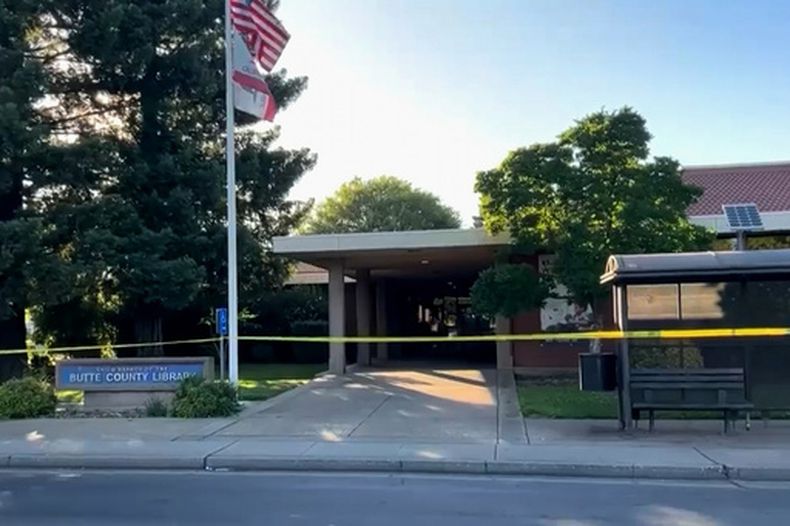 Esta imagen, tomada de un video de la televisora KRCR-TV, muestra la biblioteca del condado de Butte, en Chico, California, el 22 de junio de 2026. (KRCR-TV vía AP)