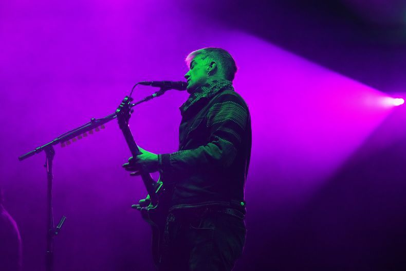 Josh Homme, de la banda de rock estadounidense Queens of the Stone Age, actúa durante el festival Corona Capital en la Ciudad de México, el viernes 14 de noviembre de 2025. (Foto AP/Eduardo Verdugo)