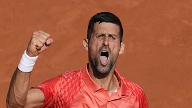 El serbio Novak Djokovic celebra con el puño cerrado después de ganar un punto en contra del español Carlos Alcaraz durante su partido de semifinales del torneo de tenis Abierto de Francia, en el estadio Roland Garros, en París, el viernes 9 de junio de 2023. (AP Foto/Christophe Ena)