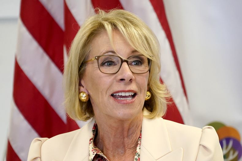 ARCHIVO - En esta foto de archivo del 15 de octubre de 2020, la secretaria de Educación, Betsy DeVos, habla en la Phoenix International Academy en Phoenix. (AP foto/Matt York, archivo)