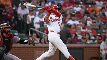 Michael SIani de los Cardenales de San Luis observa su cuadrangular de tres carreras en la cuarta entrada del juego de béisbol ante los Orioles de Baltimore, el lunes 20 de mayo de 2024, en San Luis. (AP Foto/Joe Puetz)