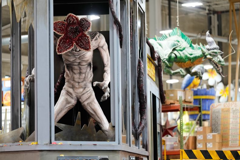 Una nueva carroza del Día de Acción de Gracias que presenta un monstruo del programa Stranger Things se exhibe durante una presentación a la prensa de las nuevas carrozas en el estudio de desfiles de Macys en Moonachie, Nueva Jersey, el martes 18 de noviembre de 2025. (Foto AP/Seth Wenig)