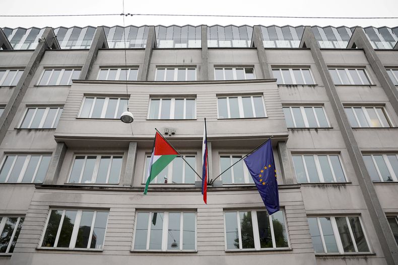 La bandera palestina al lado de la bandera eslovena (centro) y la bandera de la Unión Europea (derecha) en un edificio del gobierno en Ljubljana, Eslovenia, el 30 de mayo del 2024. . (Foto AP)