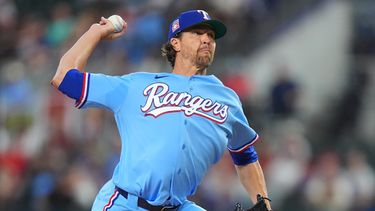 El lanzador abridor de los Rangers de Texas, Jacob deGrom, lanza durante la primera entrada de un partido de béisbol contra los Marineros de Seattle, el domingo 26 de julio de 2026, en Arlington, Texas. (Foto AP/LM Otero)