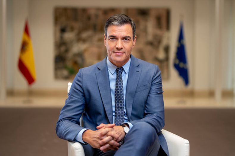 ARCHIVO - El presidente del gobierno español, Pedro Sánchez, posa para un retrato tras una entrevista con The Associated Press en el Palacio de la Moncloa en Madrid, España, el 27 de junio de 2022. (AP Foto/Bernat Armangue, Archivo)