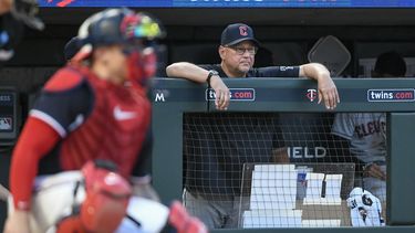 En foto del 3 de junio del 2023, el mánager de los Guardianes de Cleveland Terry Francona en el juego ante los Mellizos de Minnesota. El martes 26 de junio del 2023, Francona se somete a estudios en el hospital tras sentirse mal. (AP Foto/Craig Lassig)