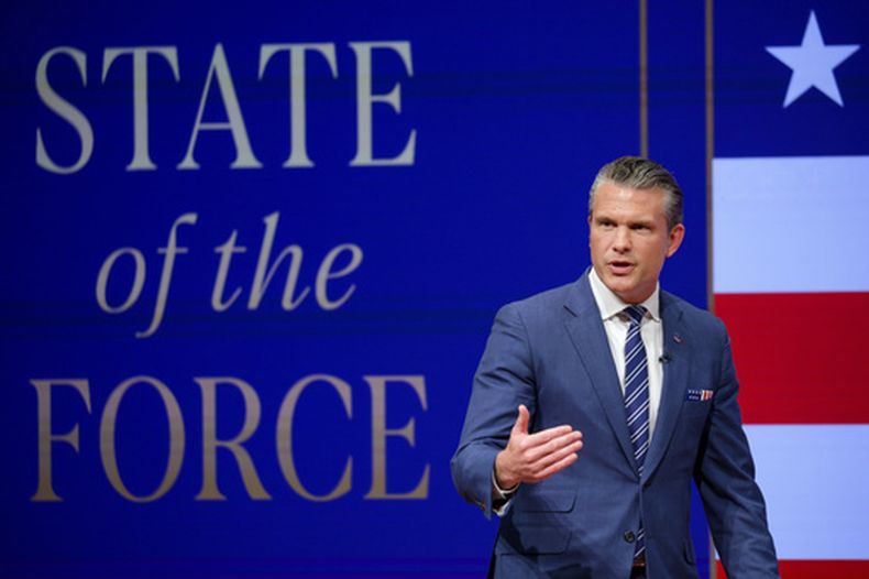 El secretario de Defensa de Estados Unidos, Pete Hegseth, da un discurso en la base de la Armada en Quantico, Virginia, el 30 de septiembre de 2026. (Alex Wong/Pool Foto vía AP)
