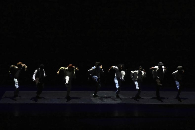 Bailarines durante su presentación en la gala de danza Despertares en el Auditorio Nacional de la Ciudad de México, el sábado 30 de agosto de 2025. (Foto AP/Eduardo Verdugo)
