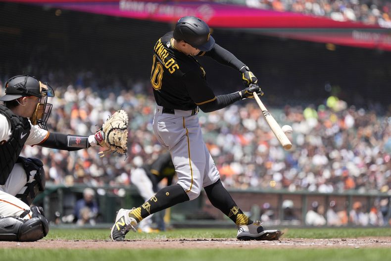 Bryan Reynolds, de los Piratas de Pittsburgh, batea un sencillo para empujar dos carreras en el duelo del miércoles 31 de mayo de 2023, ante los Gigantes de San Francisco (AP Foto/Tony Avelar)