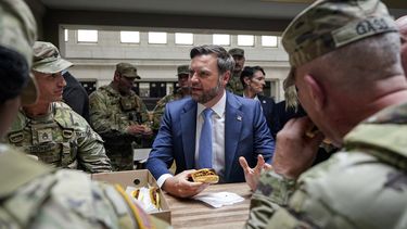 El vicepresidente de Estados Unidos, JD Vance, come una hamburguesa de Shake Shack con miembros de la Guardia Nacional en Union Station, en Washington, el 20 de agosto de 2025. (Alexander Drago/Pool vía AP)