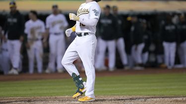 Seth Brown, de los Atléticos de Oakland, festeja luego de batear un jonrón ante los Astros de Houston, en el encuentro del sábado 22 de julio de 2023 (AP Foto/Jeff Chiu)