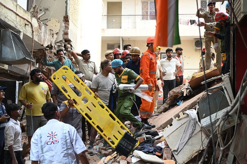 Equipos de rescate buscan a sobrevivientes atrapados bajo los escombros de un edificio que se derrumbó, el domingo 6 de septiembre de 2026, en Nueva Delhi, India. (AP Foto/Vipin)