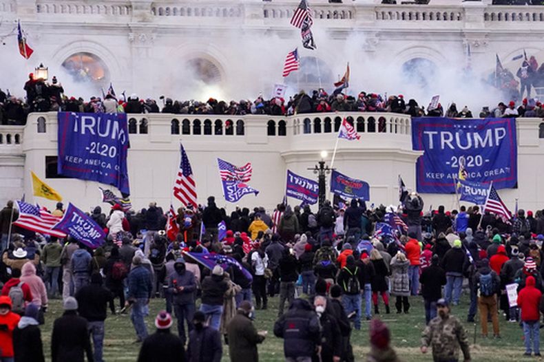 ARCHIVO – Insurrectos que apoyan al presidente Donald Trump toman por asalto el Capitolio en Washington, el 6 de enero de 2021. (AP Foto/John Minchillo, Archivo)