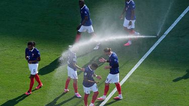 Los jugadores de Francia se refrescan durante la pausa de hidratación del partido contra Suecia en los 16vos de final del Mundial, el martes 30 de junio de 2026, en East Rutherford, Nueva Jersey. (AP Foto/Petr David Josek)