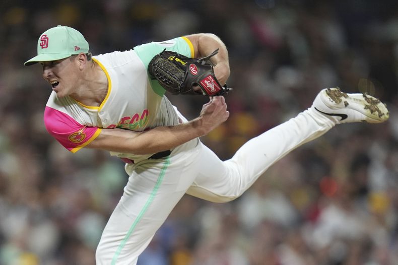 El abridor de los Padres de San Diego Nick Pivetta trabaja en la séptima entrada ante los Cardenales de San Luis el viernes primero de agosto del 2025. (AP Foto/Gregory Bull)